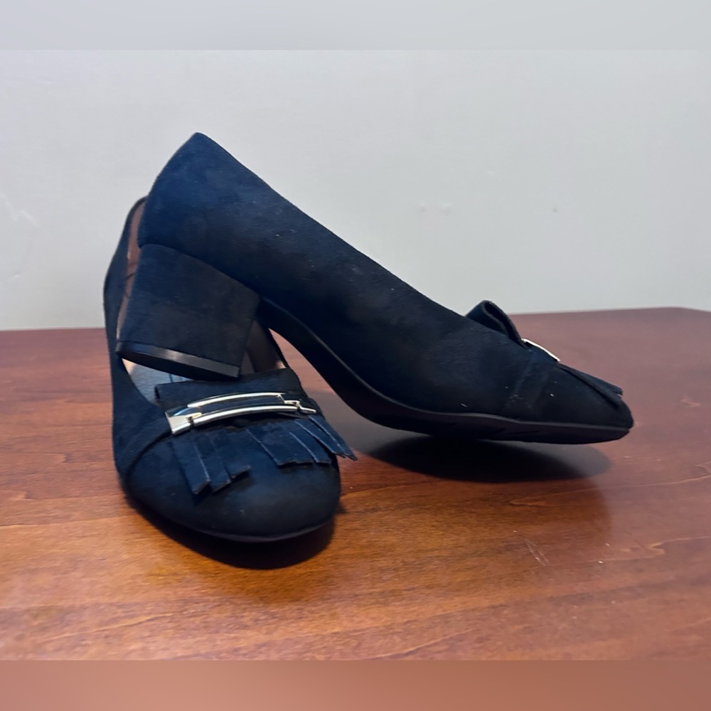 Life stride Tilly black faux micro suede pump with fringe and gold buckle 81/2